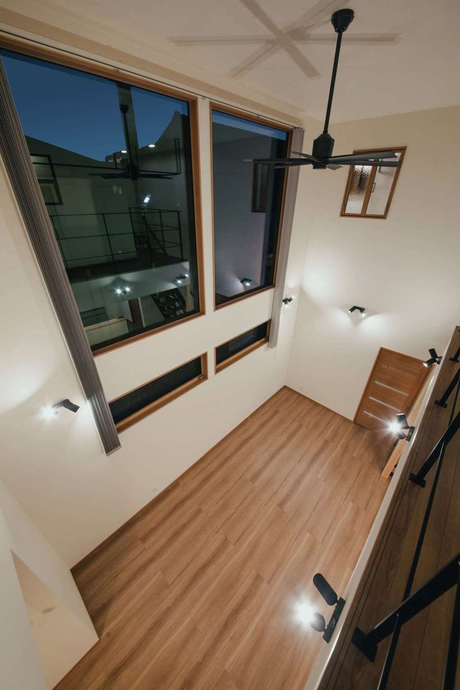 未来創建【二世帯住宅、省エネ、間取り】住宅密集地なので、外からの視線を遮りながら光を取り入れるために、1階の窓は小さめに抑え、吹抜けと大開口を設けた。これにより、朝から夕方まで照明要らずの明るいLDKを実現