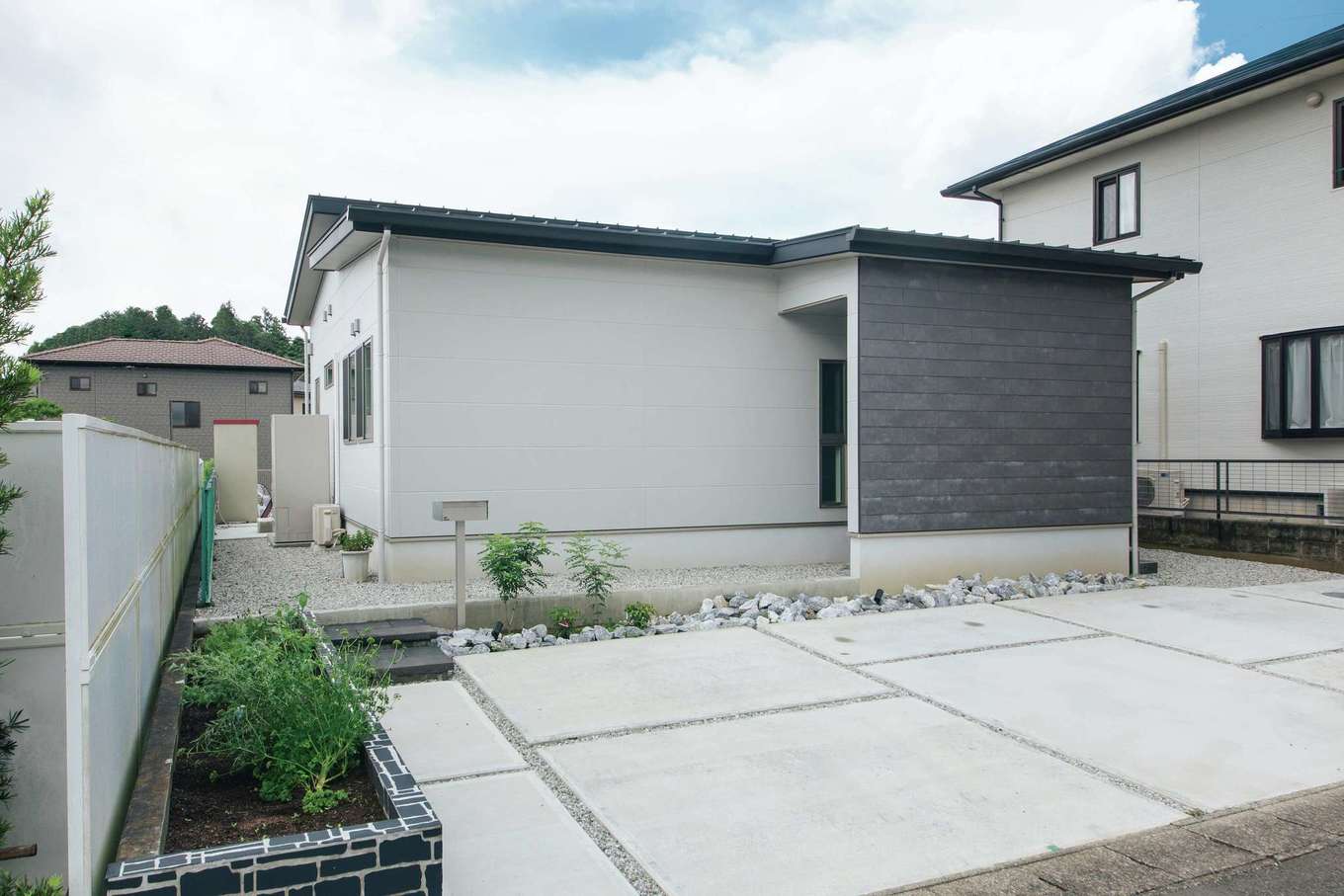 Yamaguchi Design 掛川店（アイフルホーム 掛川店）【デザイン住宅、間取り、平屋】交通量の多い北面道路側は窓のないスタイリッシュな外観に。セメント調のSOLIDの外壁がアクセントになっている。12kW超の太陽光発電システムを初期費用0円で搭載