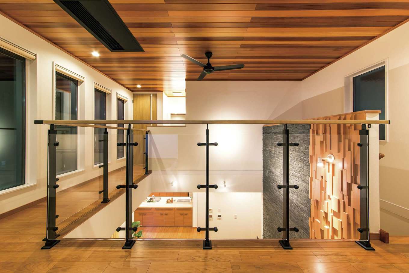 住宅工房 アリアンス【デザイン住宅、省エネ、間取り】回廊のような2階フロアを姉妹が元気に走り回る。吹抜けを通してキッチンまで音が聞こえるので奥さまも安心