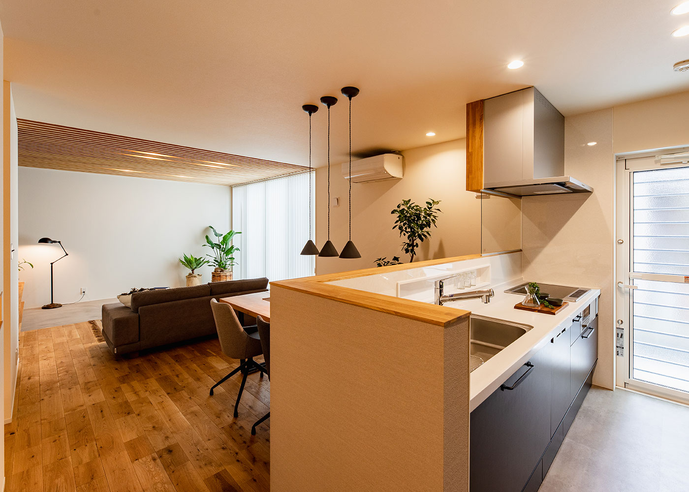 住家 JYUKA【デザイン住宅、間取り、平屋】キッチン側からのLDK