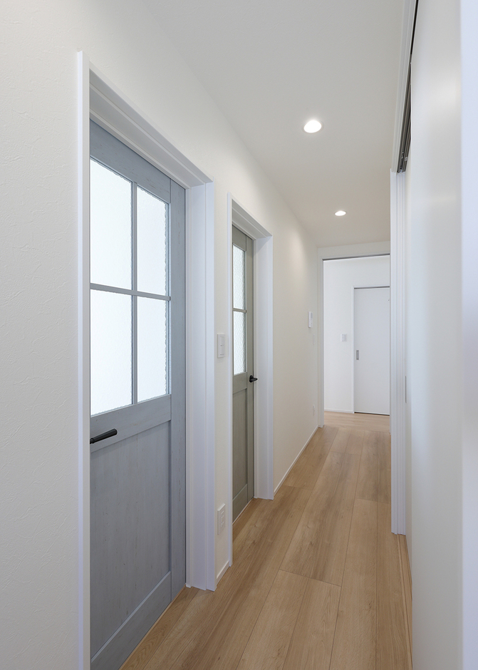 子ども部屋の建具は色味を加えて、遊び心のあるデザインに。淡い色合いで、家全体のナチュラルな雰囲気はそのままで、可愛らしくした