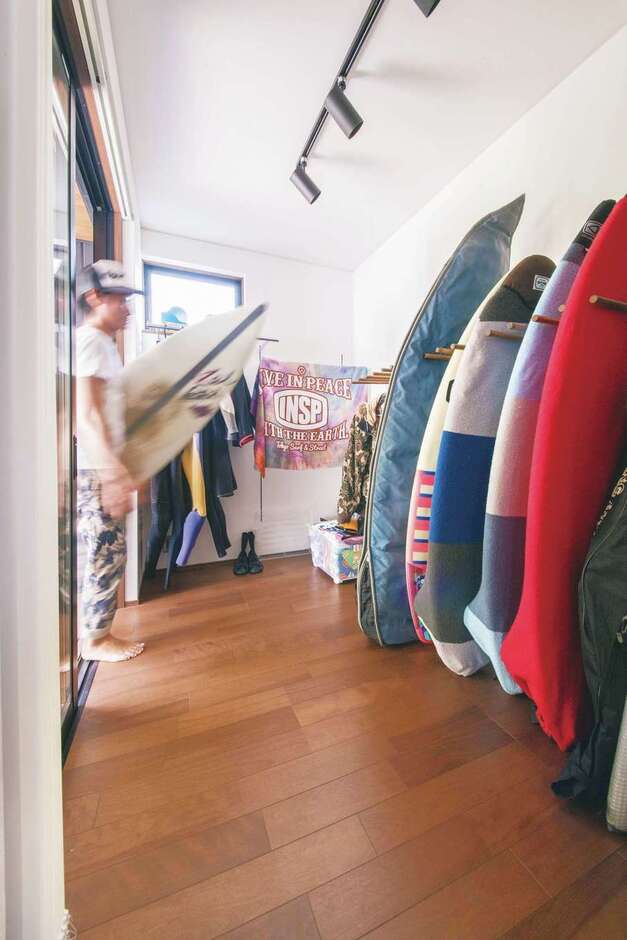 ウッドデッキに隣接するご主人の趣味室。外でシャワーを浴び、そのままボードをしまえるので便利