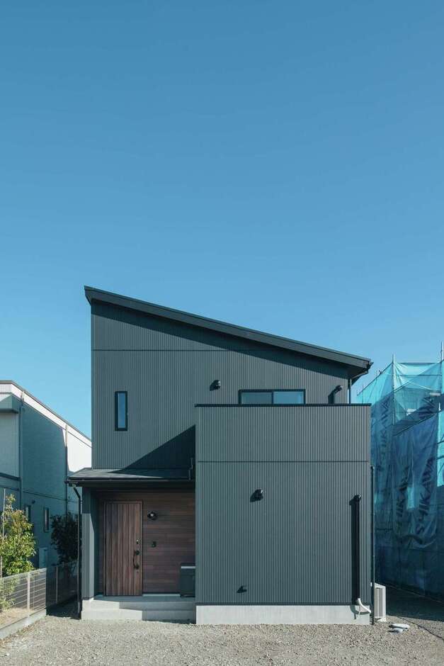 土地探しから相談にのってもらった。当初ガルバを希望したが、潮風の影響を考慮し、稲垣さんから薦められた外壁を採用。コストも抑えられた。屋根には太陽光発電を初期費用0円で設置している