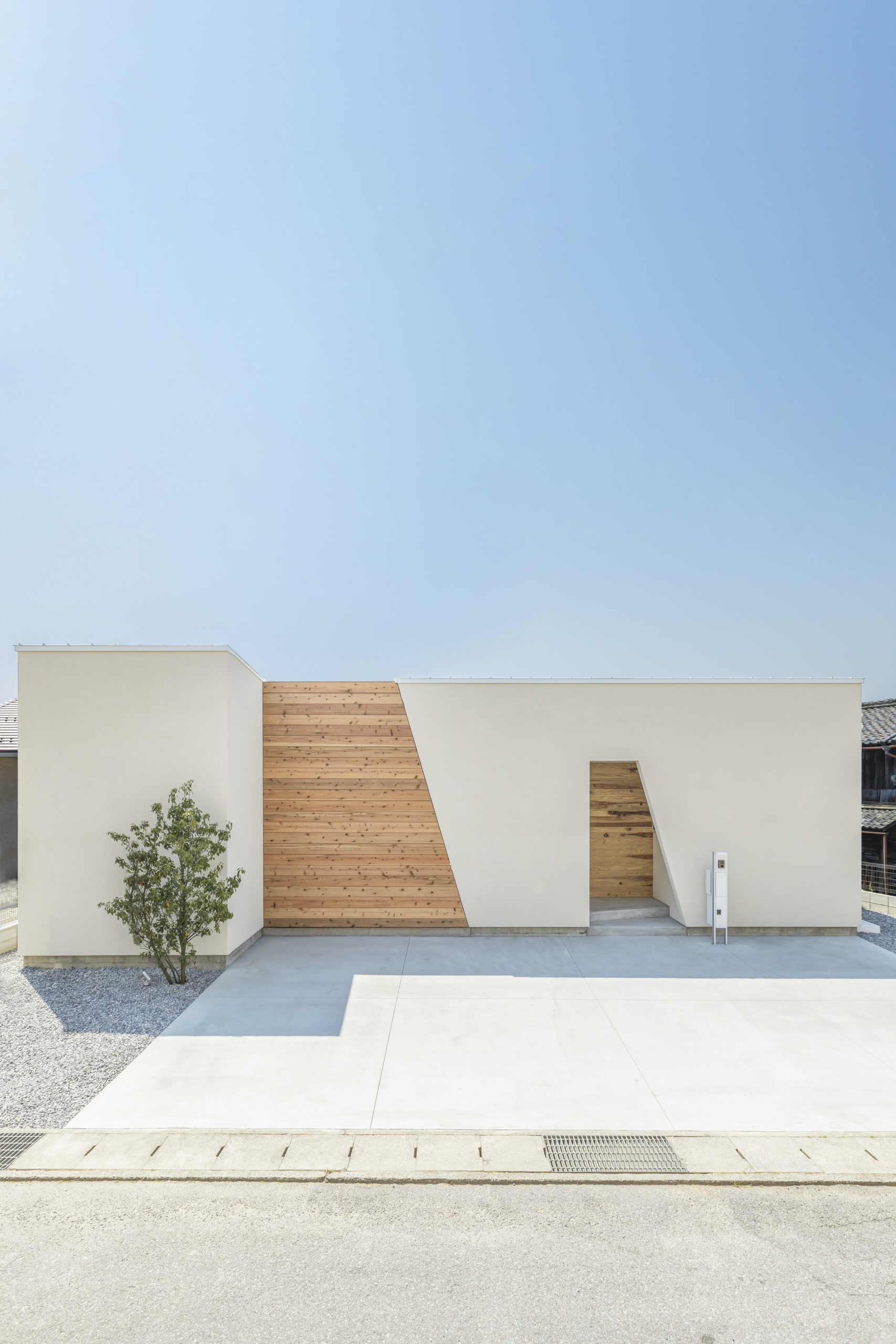 ETERNITY（エタニティ)　SIMPLE NOTE 浜松東【デザイン住宅、建築家、平屋】真っ白な塗り壁の美しさが長持ちする外観