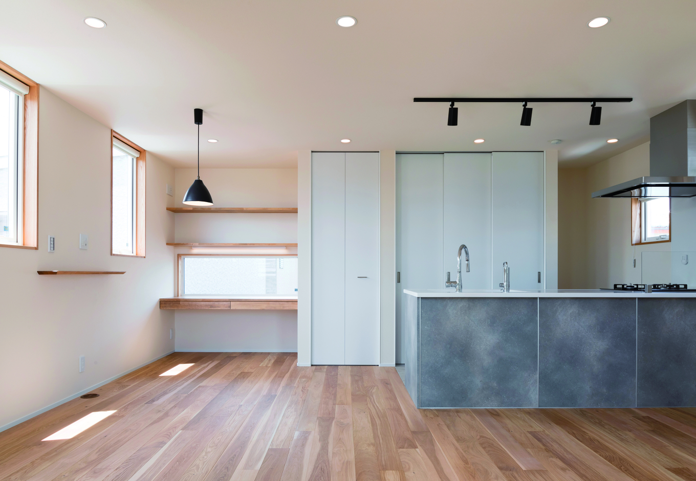 tact design firm【デザイン住宅、間取り、スキップフロア】日当たり抜群なLDK