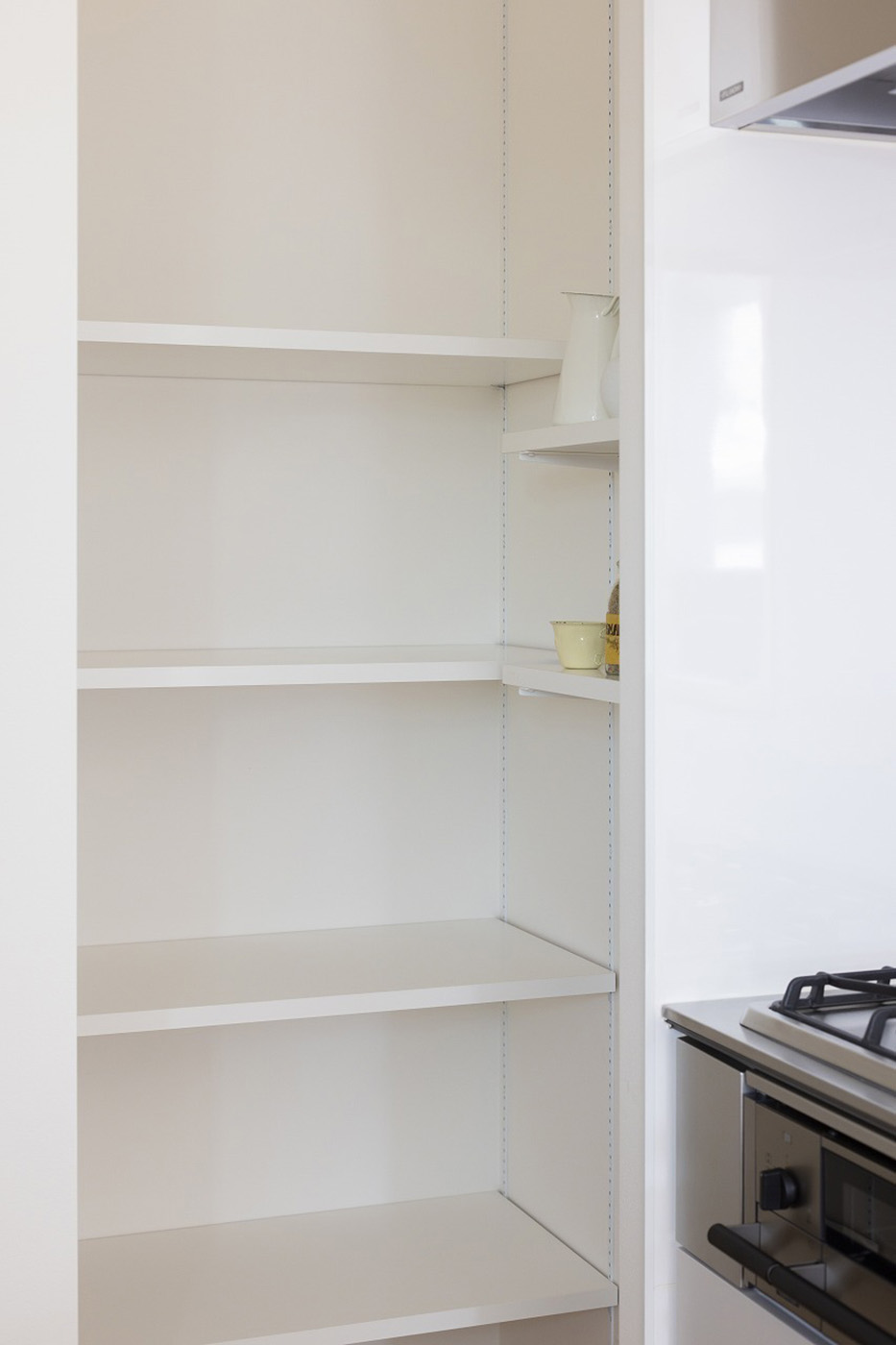 温戸ライフ【子育て、狭小住宅、インテリア】キッチンパントリーは奥行を活かし二方向に可動棚が付けられるようにした