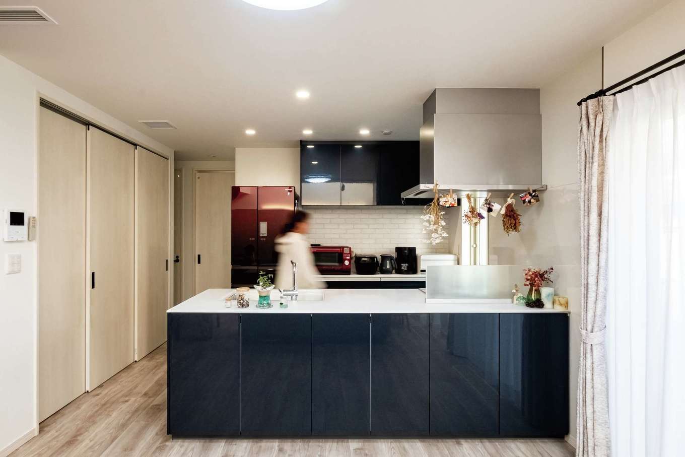 イデキョウホーム【子育て、省エネ、屋上バルコニー】奥さまがショールームで一目惚れしたTOTOのキッチン。クリスタルのワークトップとネイビーの面材がベストマッチ