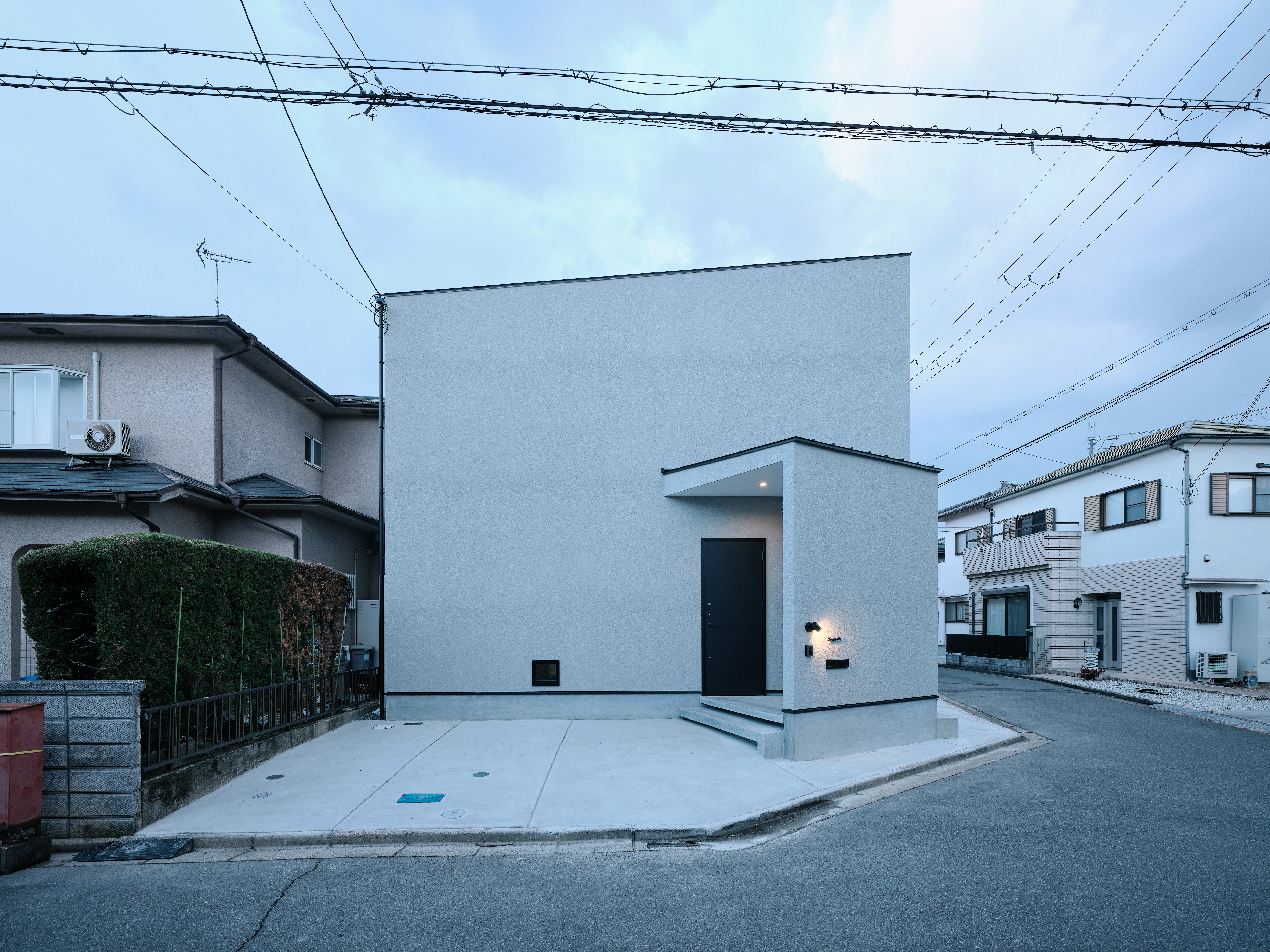 K-rise｜シンプルで洗練されたモダンな家の外観。直線的なデザインが特徴で、周囲の風景に溶け込みながらも個性を放つスタイルが魅力的である。