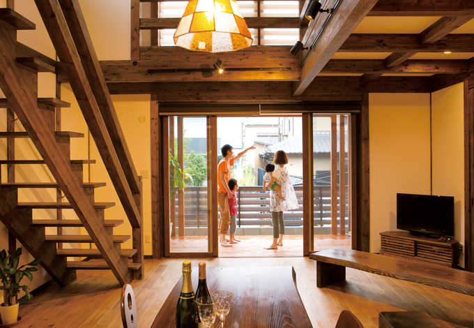 サイエンスホーム【1000万円台、デザイン住宅、間取り】幕末から明治維新の時代の京都の旅館をイメージしたというLDK。奥行き2mもあるウッドデッキは、BBQや花火鑑賞、プールなど多目的に楽しめる