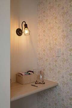 寝室には奥さまが身支度などをする造作カウンターも設えた。コンセントも用意