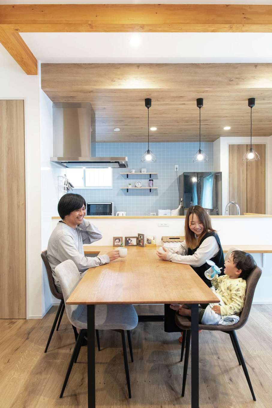 小玉建設【デザイン住宅、子育て、間取り】行き過ぎない洗練、かわいさ、あたたかみが溶け合い、飽きのこないDKが完成。キッチンカウンターの右側にはマガジンラックを備え付けてもらった
