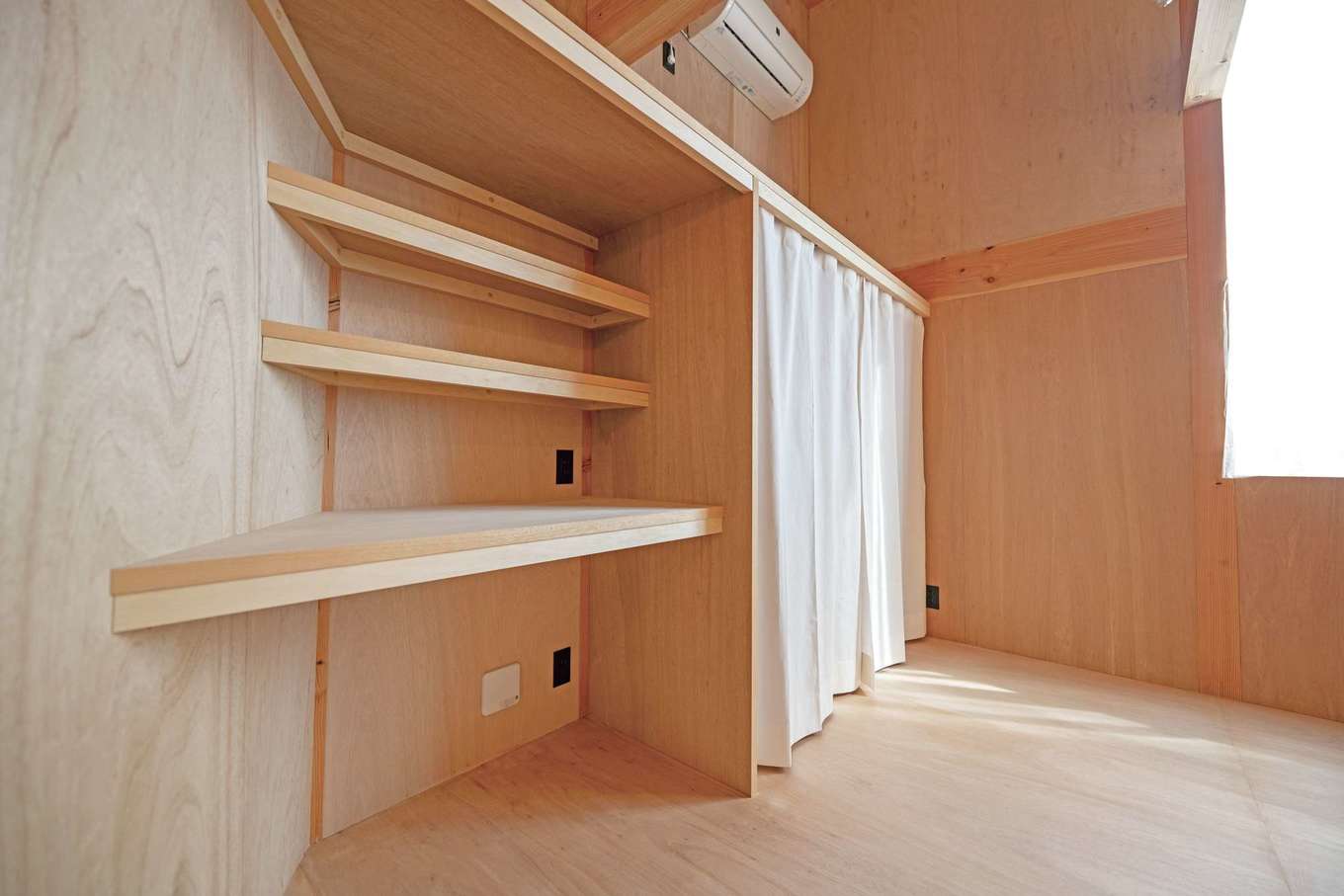 建杜 KENT（大栄工業）【デザイン住宅、狭小住宅、建築家】寝室の一画には造作のデスクコーナーが。収納部分もオープンで自由に使える