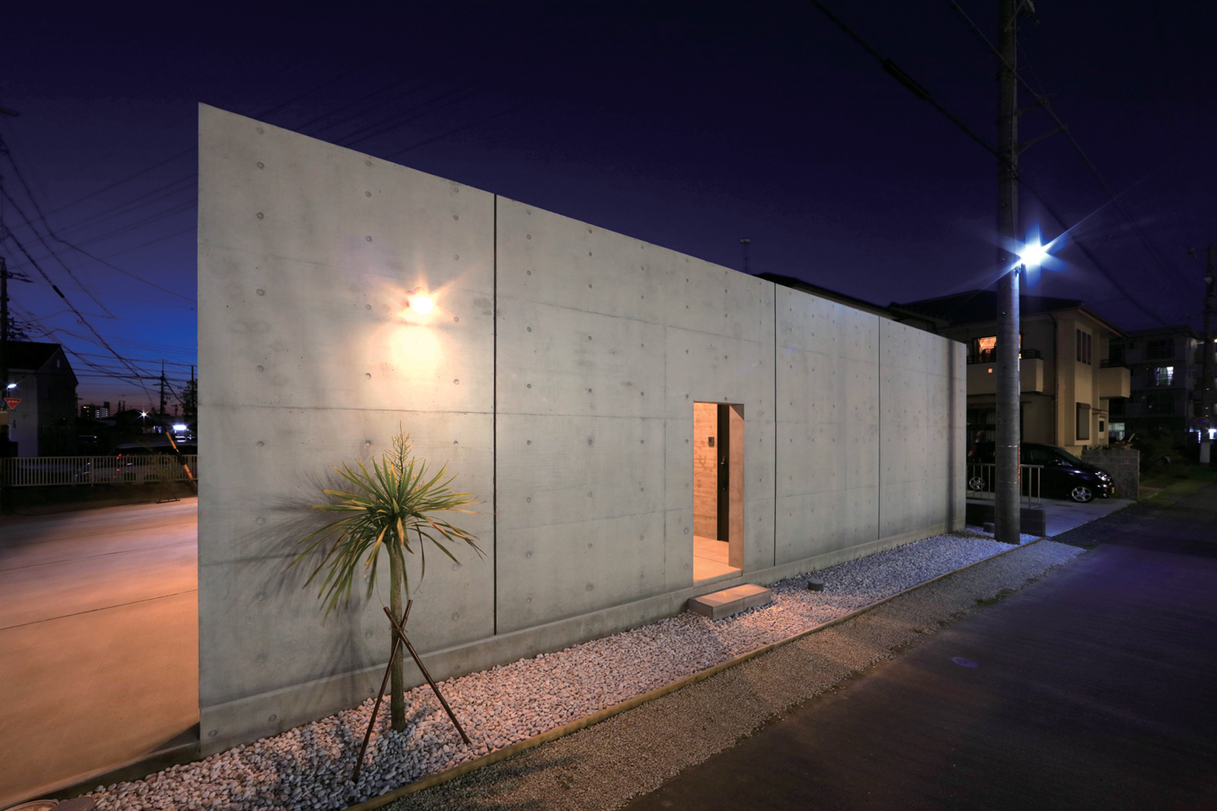 BAUM HOME（岩崎工務店）【デザイン住宅、平屋、鉄骨鉄筋コンクリート構造】東側の外壁は窓を設けず、プライバシーを確保