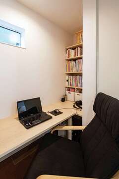 キッチンと和室の間に設けたカウンターデスク。家族の気配を感じながらパソコン作業や読書ができる