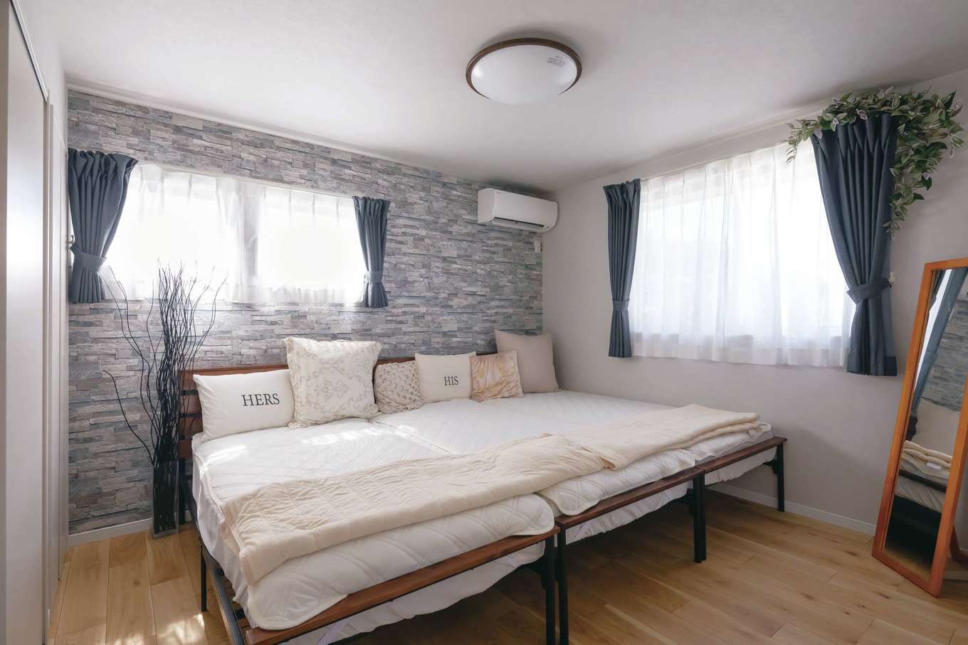 カナメクラフト（かなめ創建）【デザイン住宅、狭小住宅、省エネ】寝室の家族用ベッドは「将来分けて使えるようにシングルを3つ並べたら？」と、牧野さんにナイスな提案をしてもらったそう