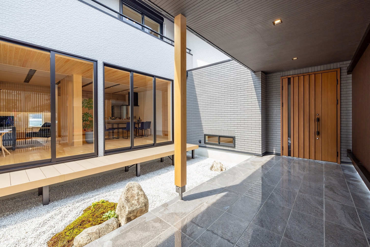 日本ハウスホールディングス 岐阜｜落ち着いたトーンでまとめられた玄関空間。木製のドアと石の床が調和し、迎える人に温かみを感じさせる。