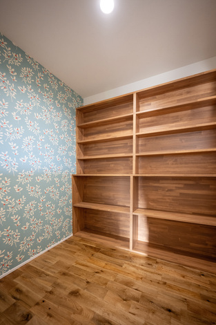 ヌックには本棚を依頼。開口から気配が届く