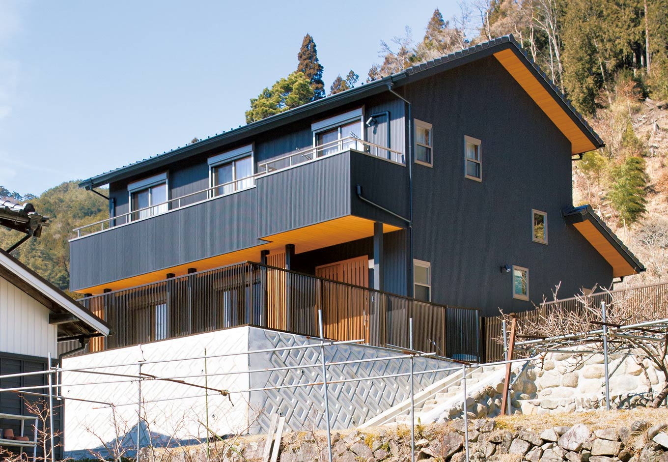 深見工務店 S-style【収納力、自然素材、間取り】ガルバリウム鋼板と大きなひさしが印象的な外観。周辺環境ともよく馴染んでいる