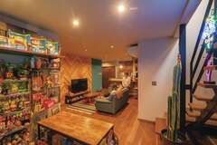 広さ、楽しさ、S夫妻らしさがひとつに溶けて、居心地のいい空間に仕上がった。壁の色はバランスを考慮し、グレーを選択。リビングの照明にはスピーカー付きのダウンライトが標準で採用されている