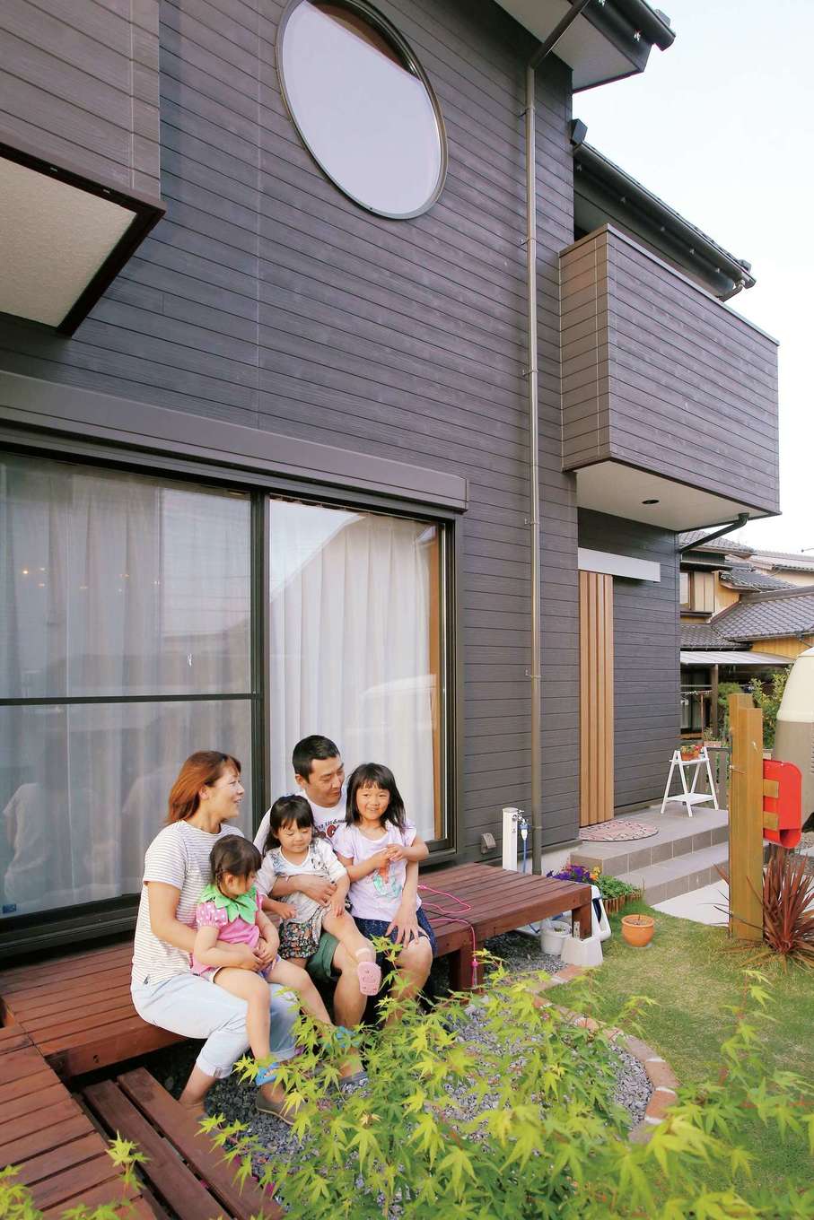 片桐建設【子育て、趣味、自然素材】ウッドデッキはご主人の手づくり。青々とした芝生の庭では、バーベキューも楽しみだ