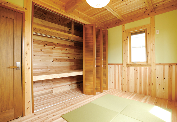 ハンドメイド【浜松市浜名区西美薗276-6・モデルハウス】素材にヒノキを用いた部屋とスギを用いた部屋が設けてあり、見た目や香り、感触でそれぞれの心地良さを比較できる。ヒノキの部屋は若い世代、スギの部屋は熟年世代に人気だそう