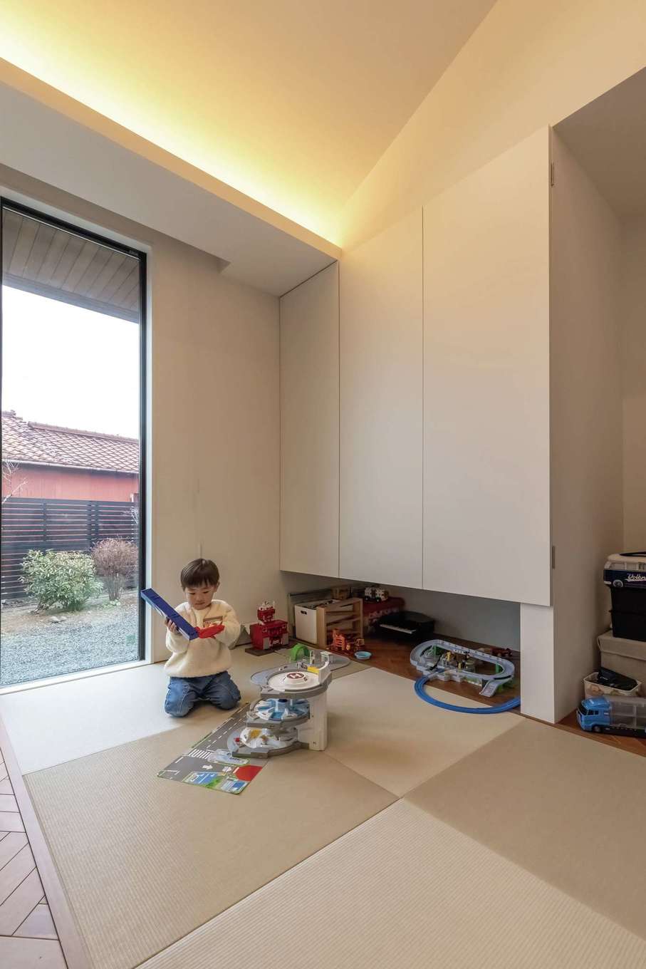 HAPPY HOUSE（山田工務店）【デザイン住宅、間取り、平屋】リビングの一角はフラットな畳コーナー。お昼寝などのリラックススペース、子どもの遊び場、家事スペースなど、さまざまな用途で活躍しそう
