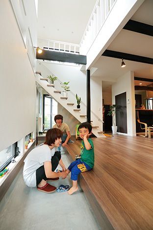 道路の目線を考慮し、南側は吹抜け上部に大きな窓を、足下に細長い地窓を置くことで、採光と通風を両立した