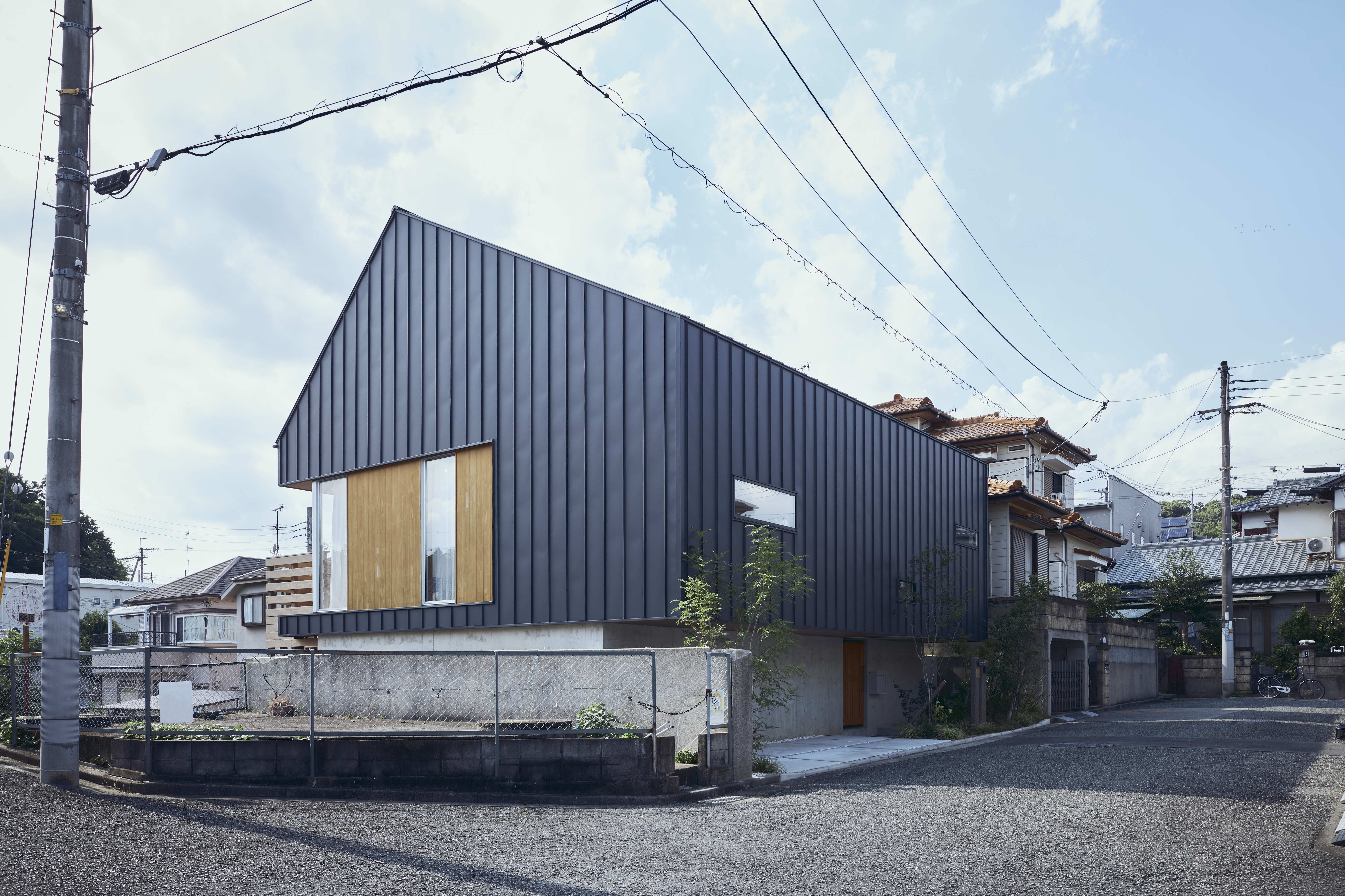 建築設計事務所 KADeL｜外を閉じて中を開く空間構成で、外部からの視線をシャットアウトしながら、中庭を作って室内はオープンに。プライバシーと開放感を両立した住まいになっている