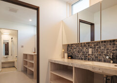 花柄のタイルと大理石調の天板がおしゃれな造作洗面台