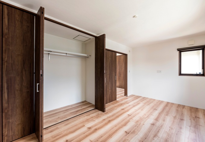 客間として設けた一室は、素段は使わないので、収納部屋の要素をもたせた。季節外のものなどをたっぷりとしまえるように収納を設計