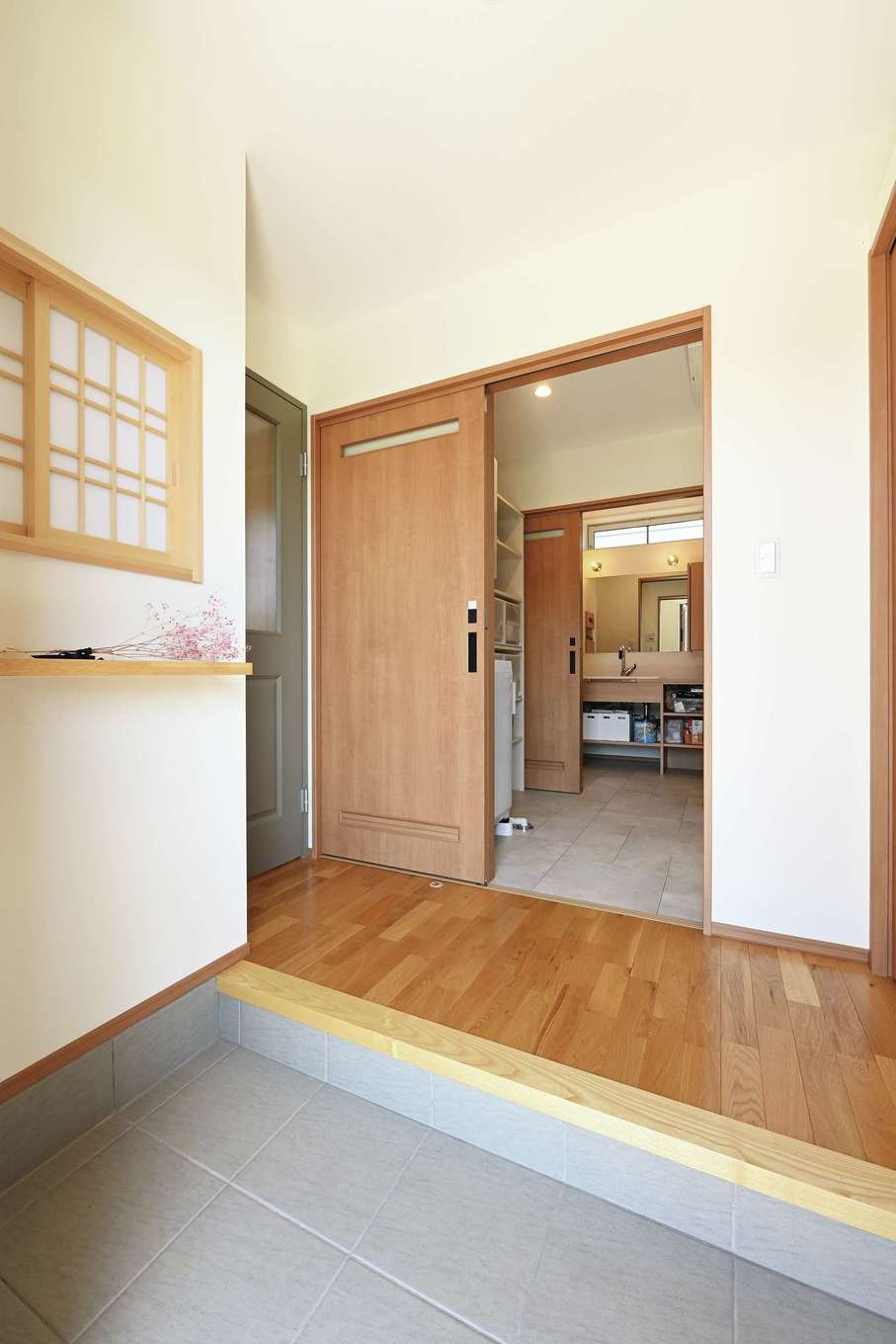 Yamaguchi Design 【間取り、平屋、スキップフロア】玄関ホールすぐに水回りを配置。脱衣室や洗面室、家事室が独立！