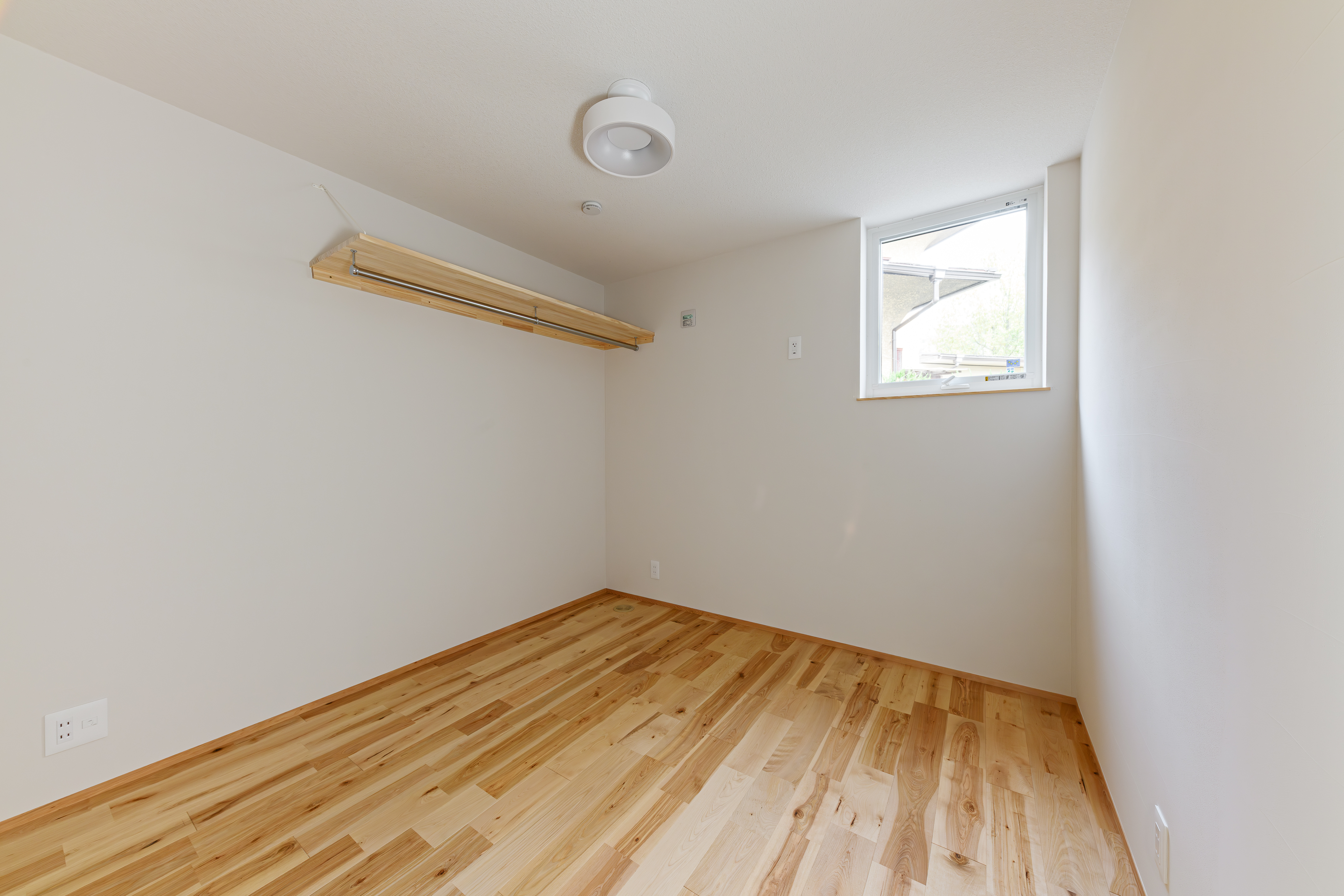 エムズアソシエイツ｜オープンクローゼットのある4.5帖の個室。