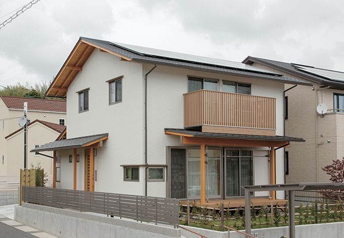 外観デザインも「和」にこだわった。外壁には、櫛引模様を施した塗り壁調素材を採用