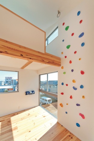 ボルダリングの壁をよじ登るとロフトに至る