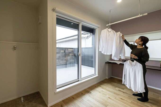 静鉄ホームズ｜ウォークインクローゼットの手前にはランドリールーム・バルコニーを配し、洗濯から収納までの流れをここだけで完結できる。広々としたバルコニーは、アウトドアを楽しむスペースへと進化する予定！