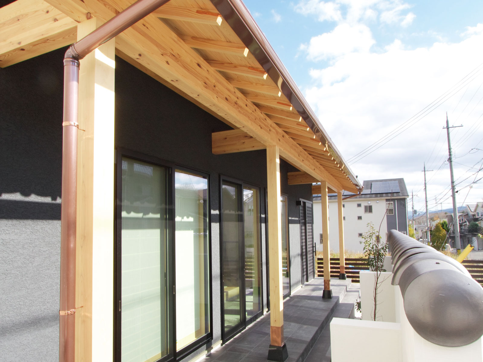 ヘスタホーム｜木の屋根と銅樋が美しい、和モダンな佇まい。温もりと落ち着きのある上質な空間を演出。