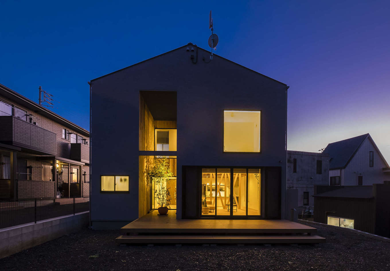 Hands Works（アオイ建築）【デザイン住宅、収納力、自然素材】三角屋根のシンプルなフォルムの外観。北側にあるみかん畑の借景を楽しむために、窓の大きさと位置を考慮した