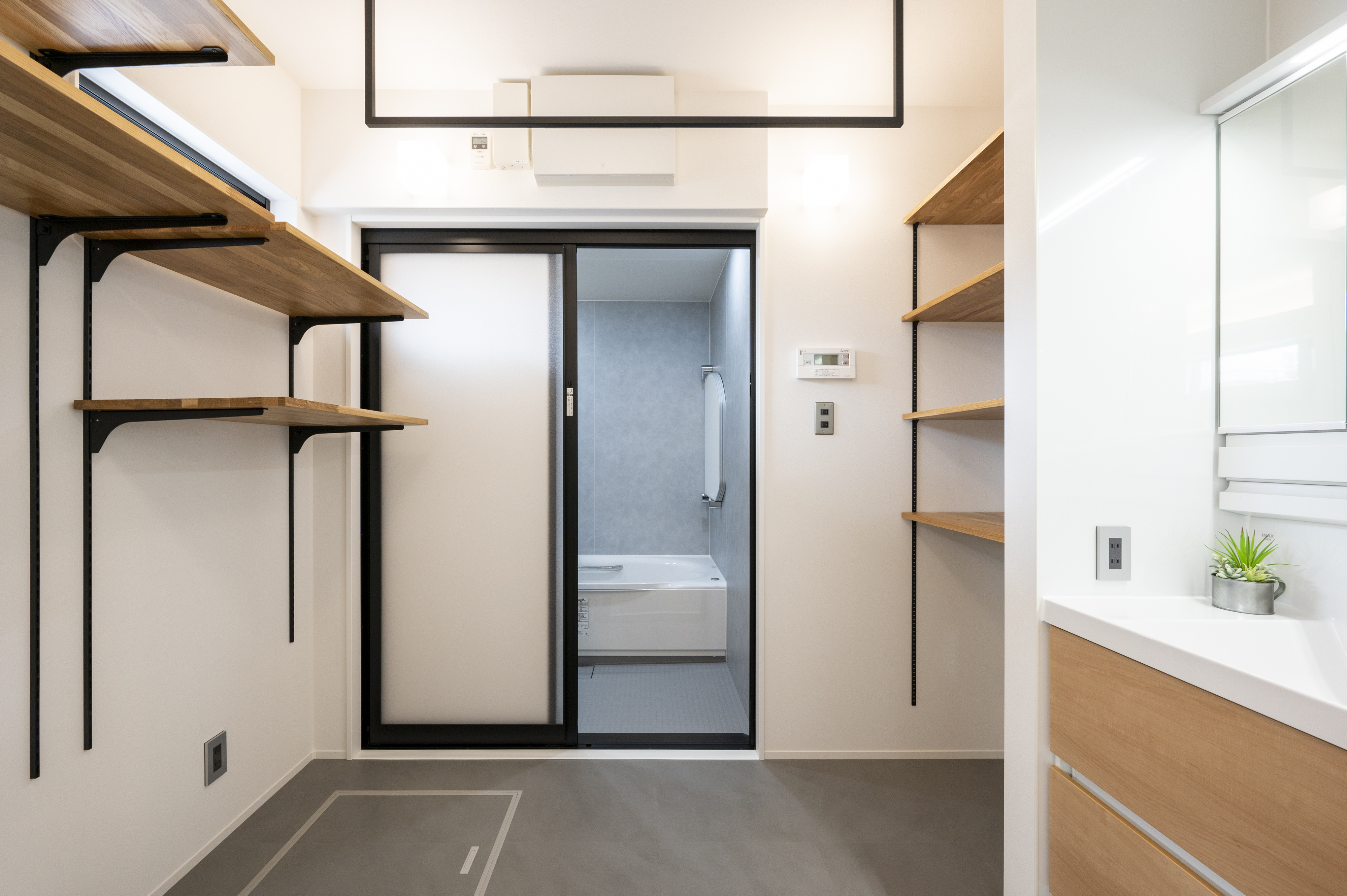 ニッケンホーム｜ドライルームを兼ねた洗面室。湿度も一定に保つ24時間熱交換換気で洗濯物もよく乾く