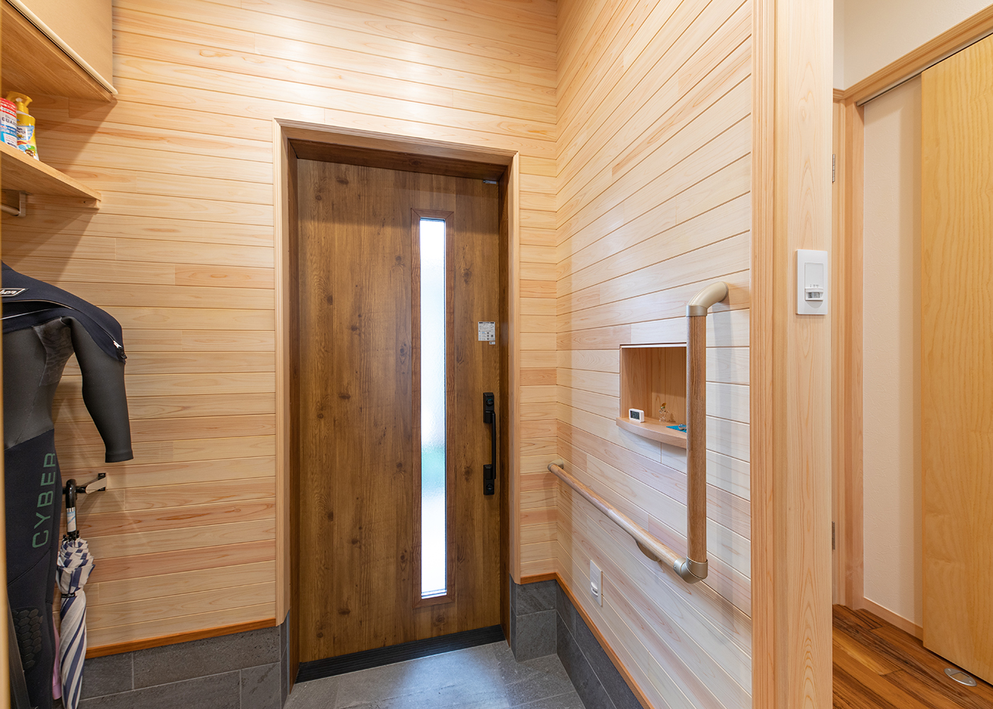 櫻 工務店【自然素材、狭小住宅、間取り】ニッチや手摺りを備えた玄関ホール