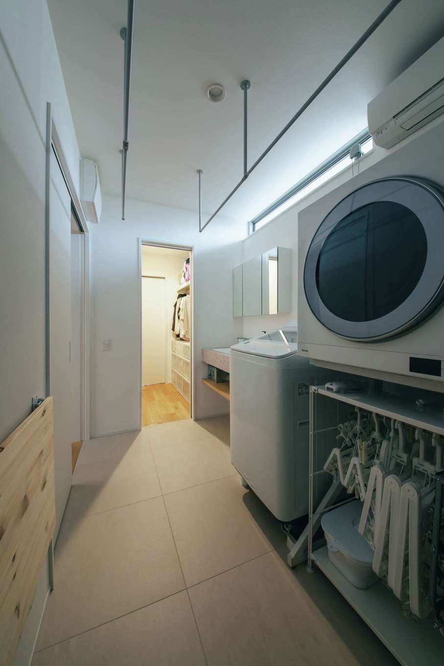 金子工務店/めぐみ不動産【デザイン住宅、間取り、建築家】ウォークスルーのランドリールームで時短を実現
