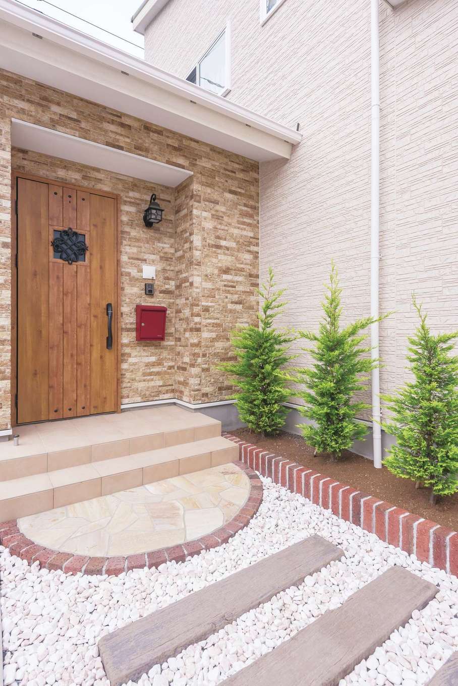 芹工務店【子育て、自然素材、省エネ】帰るたびに気分が上がるアプローチ。木製の扉にアイアンがよく似合う