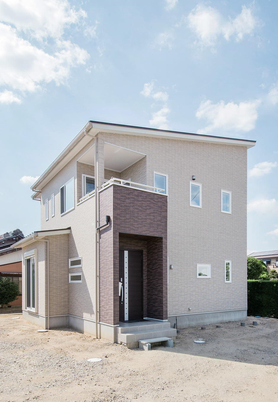 未来創建【デザイン住宅、省エネ、間取り】シンプルなフォルムにタイル張りを採用した外観。将来のメンテナンスを極力少なくするための工夫だ