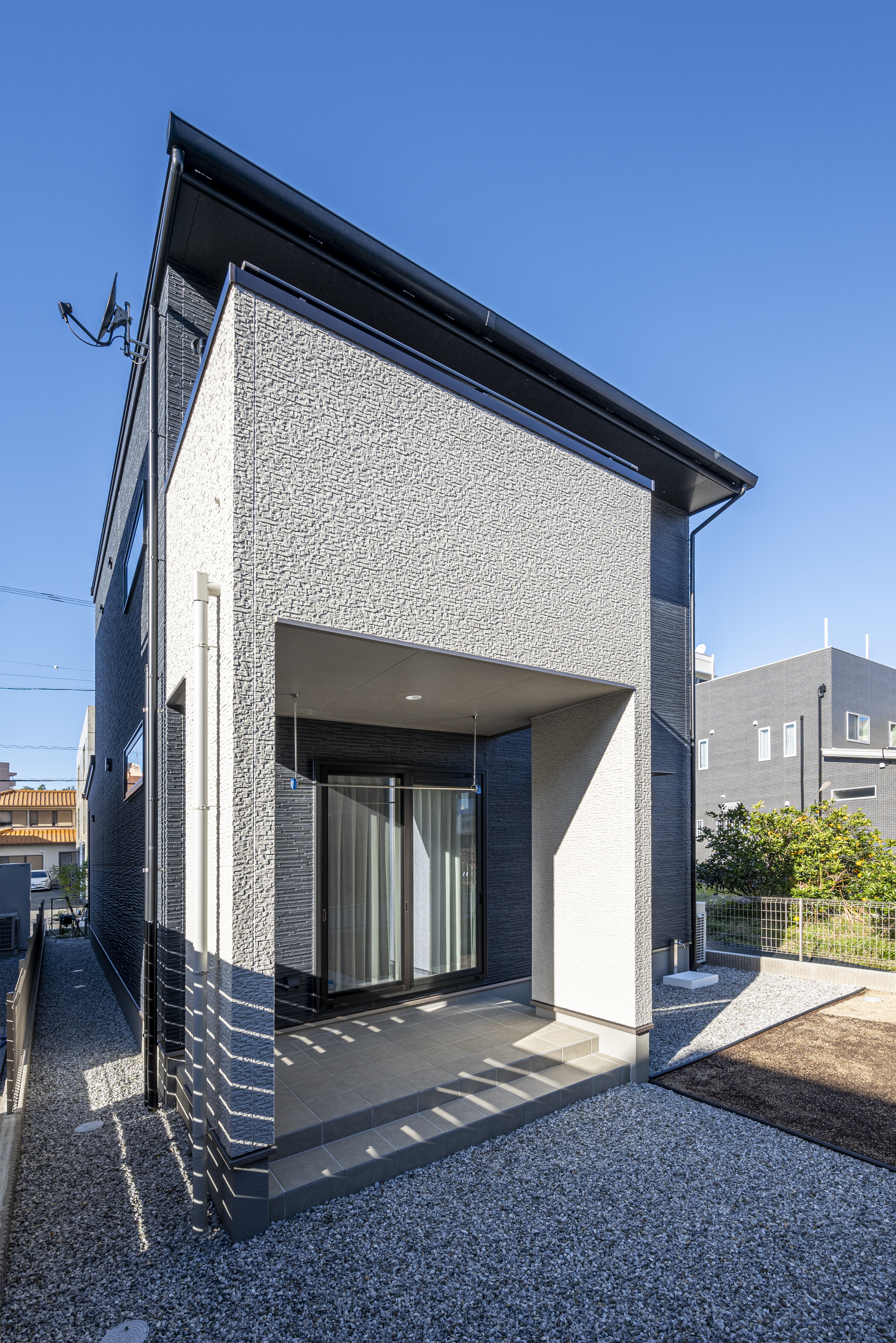 トキワハウス デザイン アンド ビルド（常盤工業）｜モダンなデザインの住宅外観。シンプルでありながら機能的なフォルムが特徴で、採光を意識した大きな窓が配置されている。
