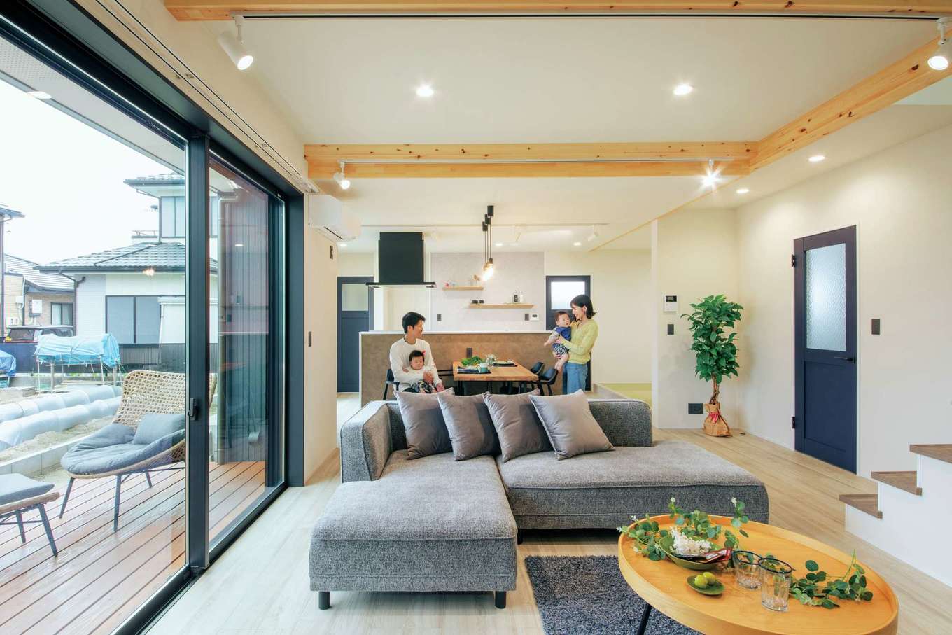 桜建築デザイン【デザイン住宅、子育て、間取り】LDKには大開口を採用し、外のウッドデッキとの一体感を味わえる空間が実現。ウッドデッキはアウターリビングとして活用でき、バーベキューのときにも食材や飲み物などを運びやすい