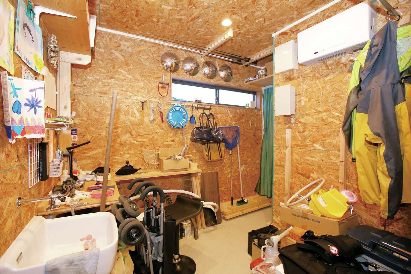 片桐建設【子育て、趣味、自然素材】ご主人の自慢は、OSB合板の作業部屋。洗面ボウルを設け、奥さまが使っても便利