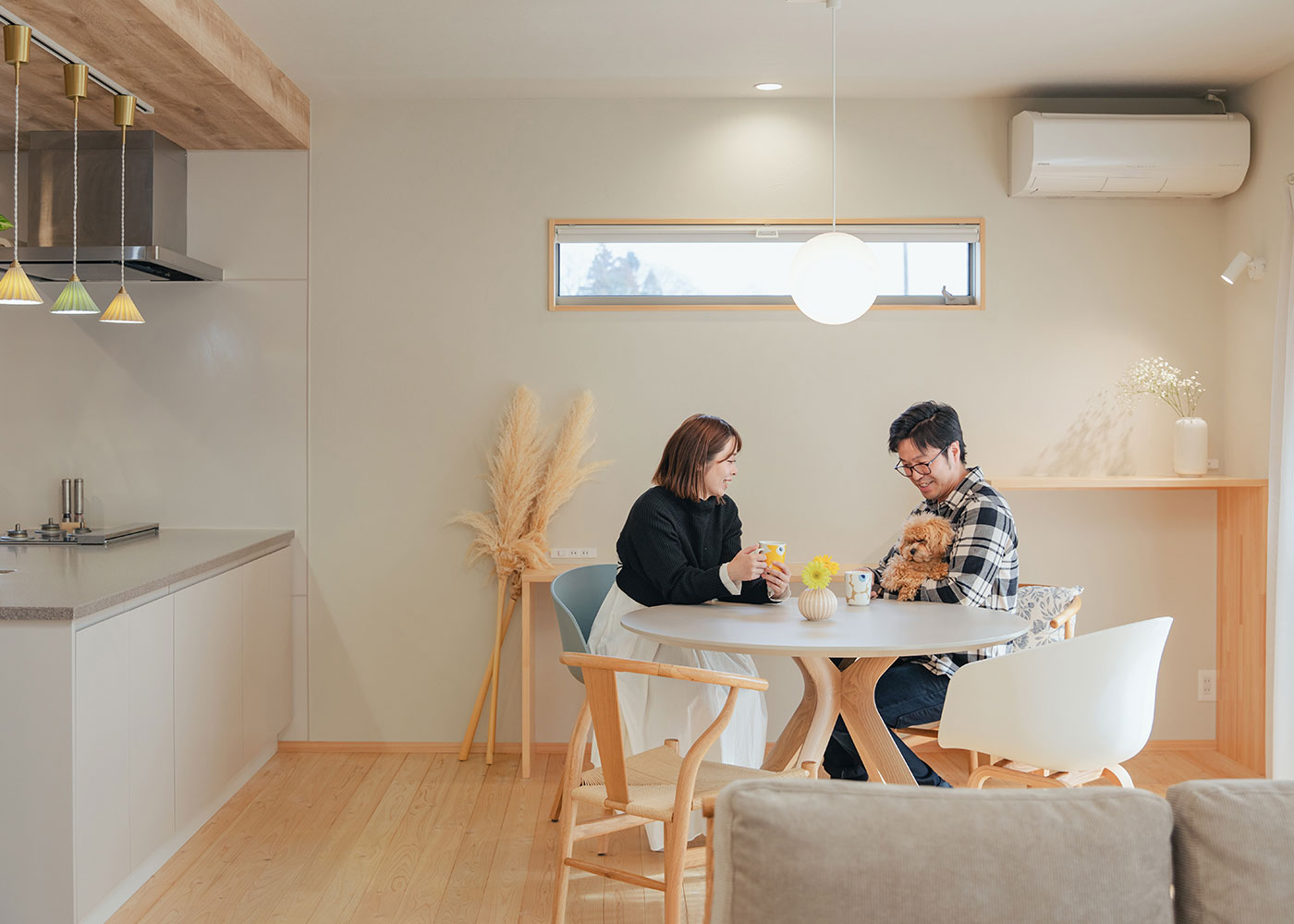 フジモクの家（富士木材）【趣味、自然素材、間取り】空間の雰囲気に合わせた家具、照明、インテリアのセレクトに、I夫妻のセンスが光る。奥の造作カウンターは高さに変化をつけ、用途の幅を広げている