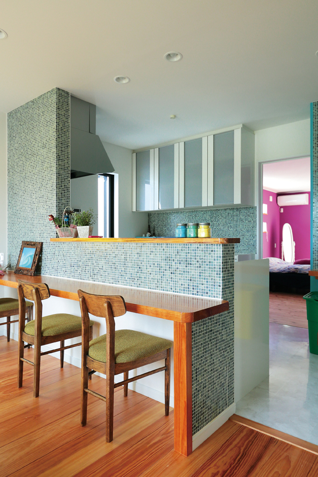 2階子世帯のキッチンはブルーグリーンのタイル貼り