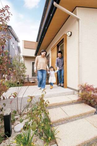 シンプルな外観も印象的。緑に囲まれたアプローチが、この家の特徴をよく表現している