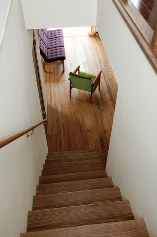 ラオス松を染色した床、光をやわらかく受けとめる珪藻土の壁が、空間にあたたかみを添える