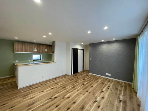 広々としたLDK空間が広がる一室。キッチンからリビングへのアクセスが良く、開放感溢れるレイアウトが魅力的である。